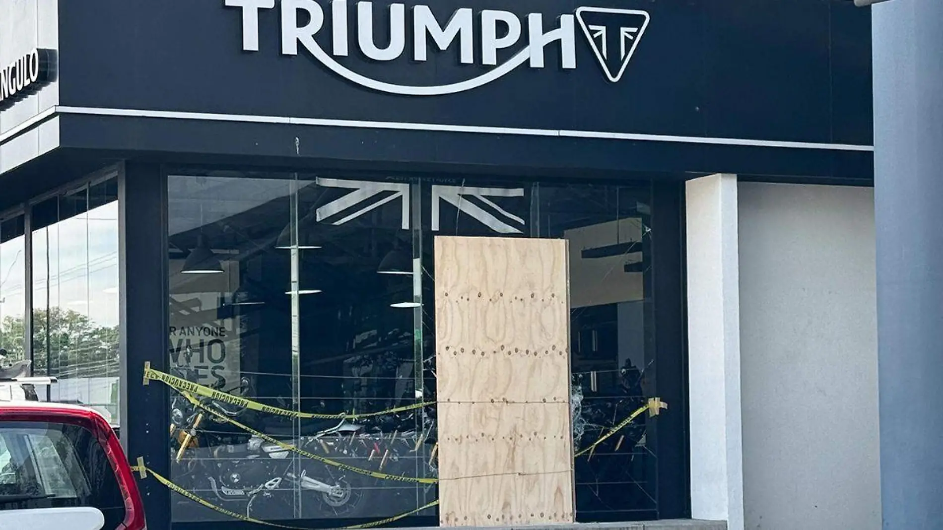 Tres sujetos a bordo de una camioneta entraron a robar mediante cristalazo a la concesionaria de motocicletas Triumph en el Triángulo Las Ánimas